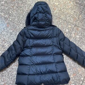 Great puffer. Detachable sleeves. Real fur